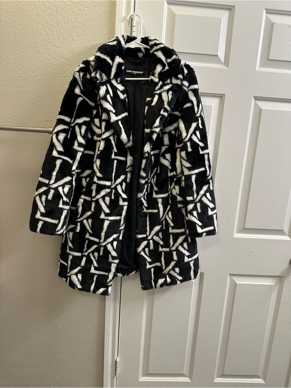 KARL LAGERFELD womens Faux Fur Everyday Long Faux Fur. Like New. Medium.